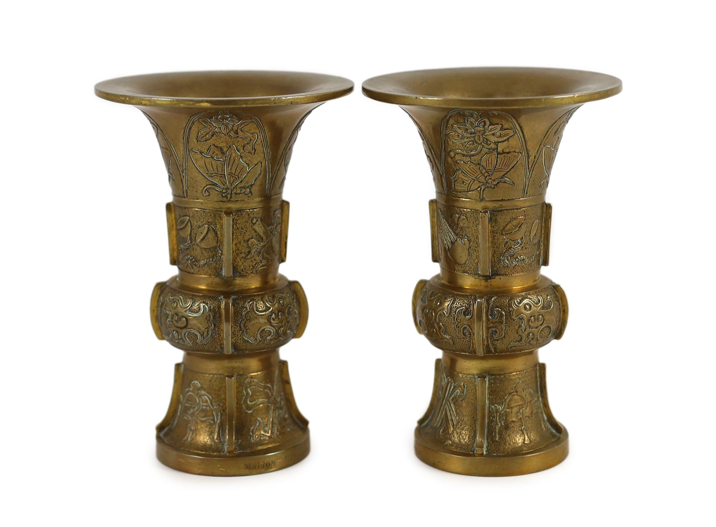 A pair of Chinese bronze vases, gu, 18th/19th century 14. 5 cm high